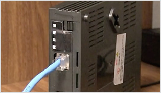 引き込んだ光ケーブルを回線終端装置に接続