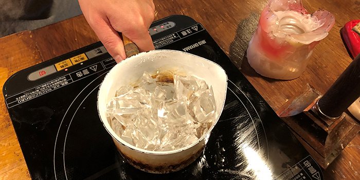 ジェルワックスを入れた鍋をIHコンロで温めて溶かします
